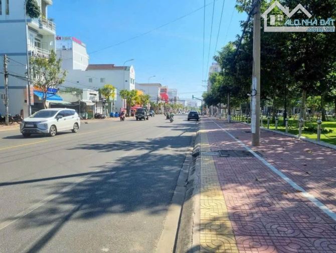 Cần bán 1400m2 mặt bằng 2 mặt tiền đường lớn Võ Văn Kiệt đối diện công viên,ngay siêu thị - 1