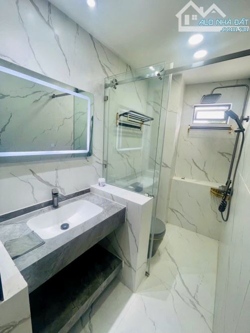 BÁN NHÀ GẤP, NHÀ 60M², HẺM XE TẢI 8M, GẦN CHỢ HẠNH THÔNG TÂY, NHÀ MỚI, GIÁ 6TỶ8 - 12