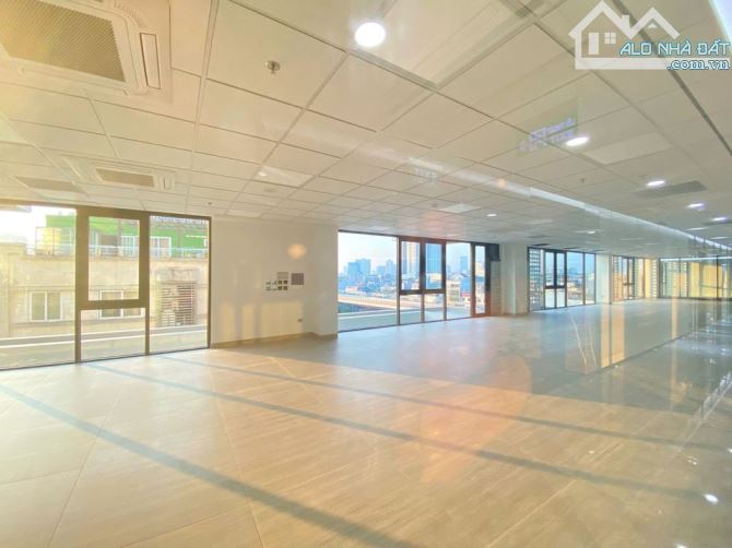 BQL tòa nhà cần cho thuê slot cuối cùng mặt phố Khúc Thừa Dụ 200m2 giá chỉ 37tr/tháng