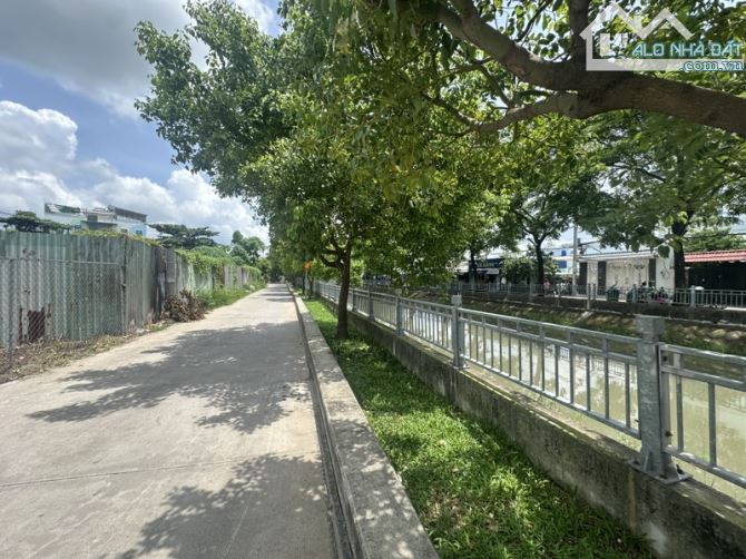 Bán đất tặng kho - MT bờ kênh - Thạnh xuân 25 - 95m2 - dòng tiền 9tr/th - giá 5,2 tỷ - 2