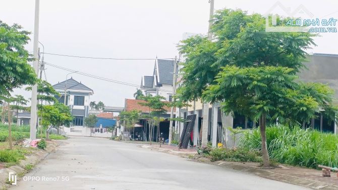 Bán 120m đất đấu giá tại TP Hưng yên. Đường 3 oto tránh . Via he 3m giá chỉ 24tr/m - 2