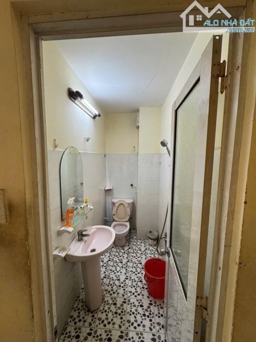 Nhà bán: đường văn Chung. Q Tân Bình. DTSD 45m2. 4 tầng .  7,2 tỷ - 3
