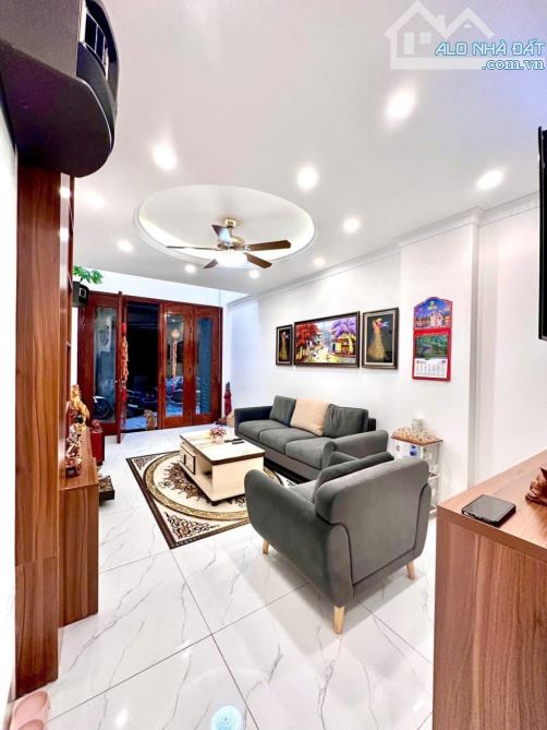 NHÀ BỒ ĐỀ SIÊU XINH - Ô TÔ ĐỖ SÁT NHÀ - SANG PHỐ CHỈ 2 PHÚT - 3