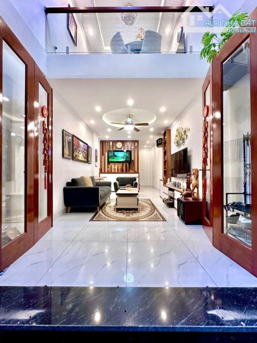 NHÀ BỒ ĐỀ SIÊU XINH - Ô TÔ ĐỖ SÁT NHÀ - SANG PHỐ CHỈ 2 PHÚT - 4