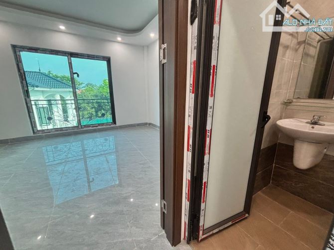 Chỉ đúng 2,480 tỷ có ngay nhà 3 Tầng, Đường Ô Tô Đỗ Cổng. -Vị trí tại Phụng Châu, gần Đại - 4