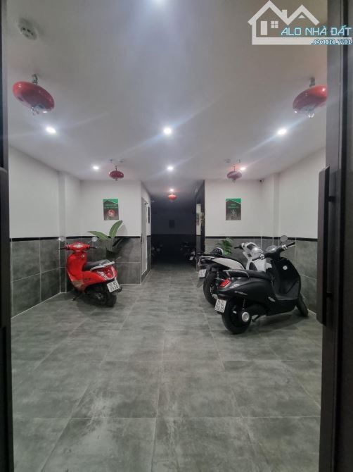 (Cực hiếm) Tòa CHDV Dịch Vọng, 75m2*7 tầng, sát phố, 22 phòng KK, đủ PCCC, lãi 7%/năm - 5