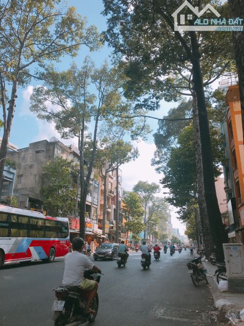 Bán căn góc 2 MT Bùi Hữu Nghĩa gần Trần Hưng Đạo (DT:5x18m, 3 lầu) phường 5, quận 5.