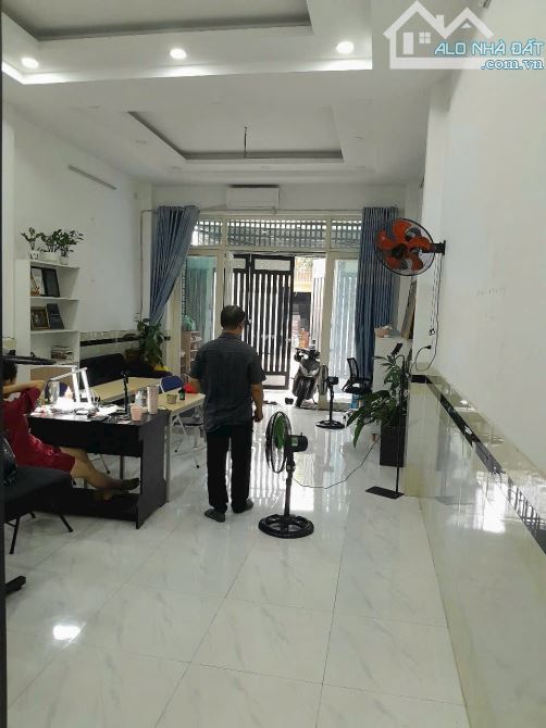 Nhà đẹp 2 Tầng, Mặt tiền đường Trần Thị Hè, đường 12m. DT: 4.5x18.5m. Giá 6.8 tỷ TL