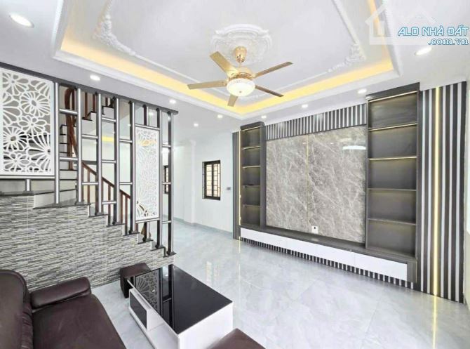 Chỉ 5,35 tỷ ! Nhà Liên Ninh, Thanh Trì 56m2 x 5 tầng, tặng nội thất, ngõ ô tô, ở ngay