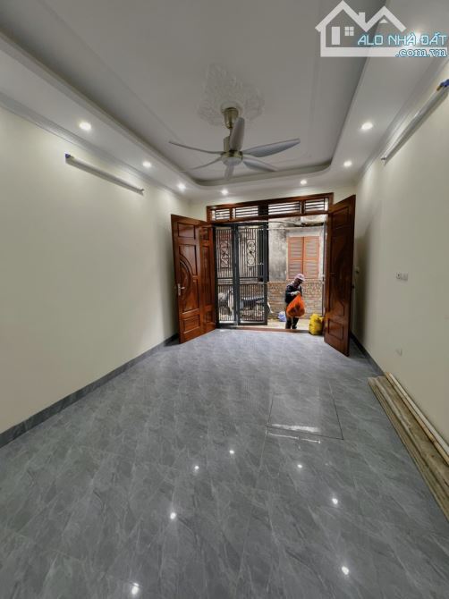 NHÀ LIÊN MẠC -BẮC TỪ LIÊM 32 M - 5 TẦNG -MT3,5M GIÁ 5,85 TỶ  Cách cầu chèm vài bước chân,