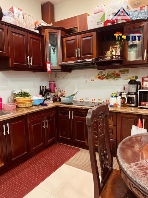 NP323 Bán nhà 3 lầu D2D ngay Trường Mn.Thống Nhất DTXD : 301m2 hoàn công cấp 2  ( Tặng toà