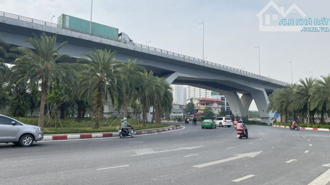 Cần bán gấp nhà 5 tầng Hoa Lâm, Long Biên, trước nhà ô tô tránh. DT 42m2, Giá 9. tỷ