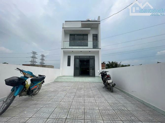 Bán nhà lầu Đức Hòa Thượng cách TL824 chỉ 800 mét sổ riêng giá 1 tỷ 950 triệu