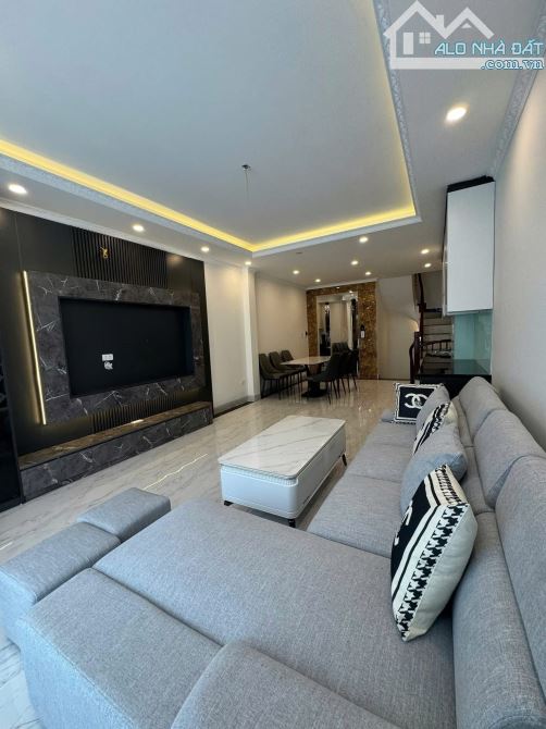 BÁN GẤP NHÀ MẶT PHỐ ĐÔNG CÁC 85M2 - 9 TẦNG THANG MÁY - 3.8M MẶT TIỀN - DÒNG TIỀN 1 TỶ/NĂM