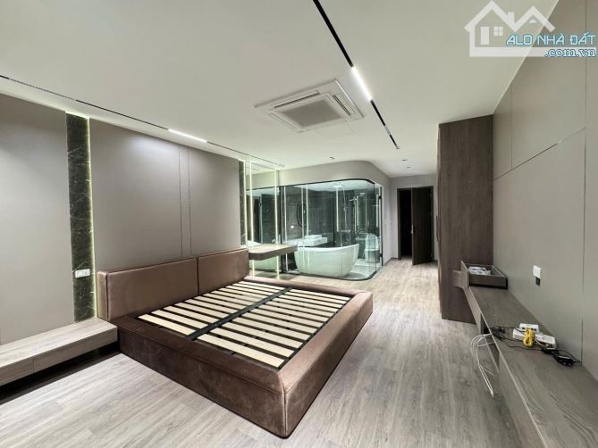 SIÊU PHẨM 7T LONG LANH, T MÁY 630KG ÊM RU. 65M, MT VIP, TT NG V CỪ. FULL NỘI THẤT.