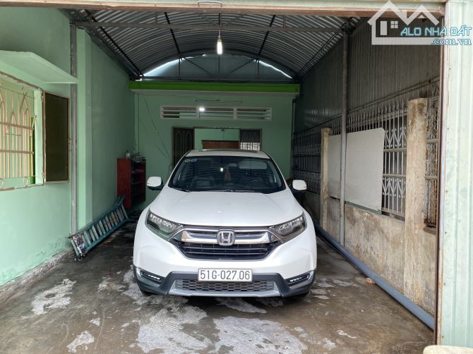 Cho thuê nhà hẻm oto, sân rộng, gara. 3pn, chỉ vài bước chân ra đường lớn Linh Xuân