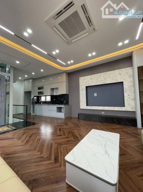NGUYỄN VĂN CỪ – 6 TẦNG – MẶT TIỀN 8.4M – 10.2 TỶ