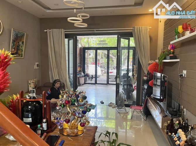 Bán gấp nhà 2 tầng kiệt ô tô đường Lê Hữu Trác, DT: 6.2x15.7m giá chỉ 7.7 tỷ