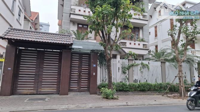 CHÍNH CHỦ BÁN GẤP BIỆT THỰ CẦU GIẤY DT310m2 VỈA HÈ Ô TÔ, MẶT TIỀN MÊNH MÔNG