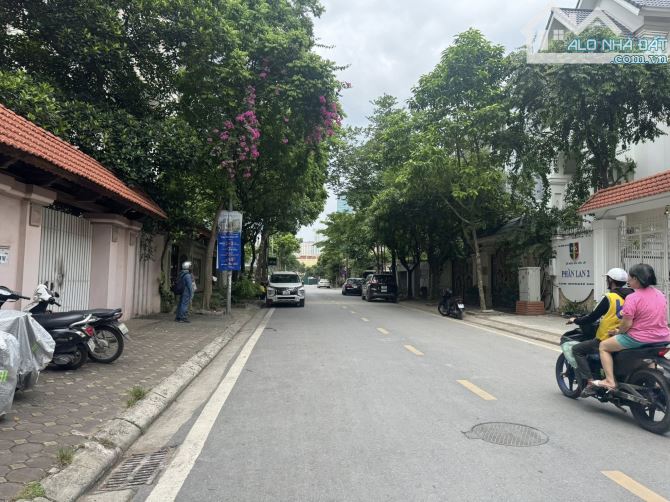 Cho thuê biệt thự Thành phố giao lưu, 200m2, 4 tầng, làm văn phòng, nhà ở.