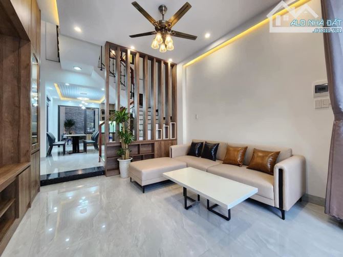 Việt Hưng - diện tích 56m 3tâng MT 5m - ô tô 7 chỗ tận nhà - chỉ 7tỷ ạ