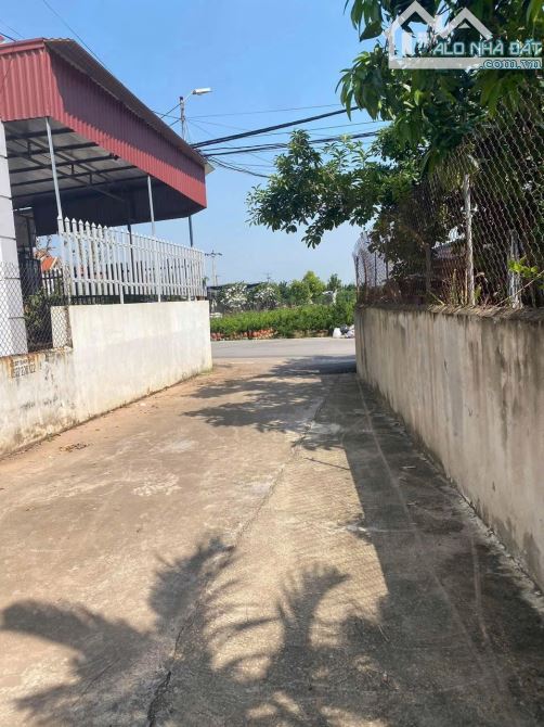 Bán 57,4 đất thôn Phi Liệt. Giáp kdt Xuân Cầu. Cách 30m ra trục chín aphan. Giá chỉ 2,4ty