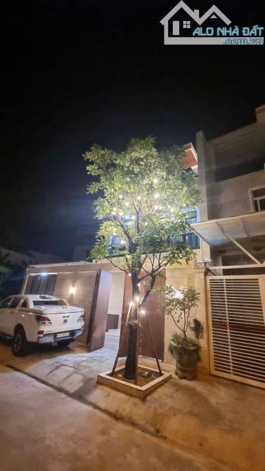 Bán biệt thự MT ngay Trục Nguyễn Hoàng Q.2 - 10x22 - 3 tầng - HĐT 100tr giá chỉ 58 tỷ.