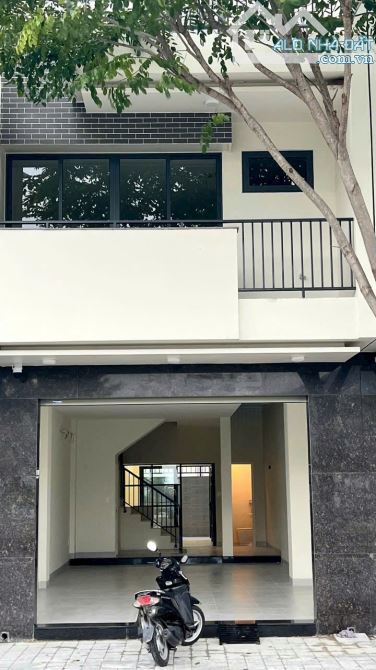 Cần bán nhà liền kề 4 tầng đường A1 Võ Văn Kiệt CVN Phuoc Long 2  , dt 100m2, có  sổ hồng