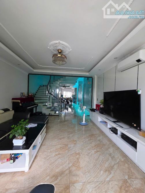 CC bán nhà đẹp 4 tầng trục chính đường 20m phường Kinh Bắc - Bắc Ninh. Giá 13 tỷ - 1