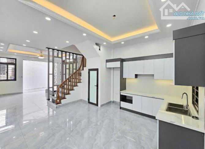 Chỉ 5,35 tỷ ! Nhà Liên Ninh, Thanh Trì 56m2 x 5 tầng, tặng nội thất, ngõ ô tô, ở ngay - 1