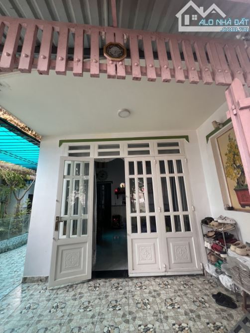 Nhà đẹp giá rẻ Nguyễn Thị Thảnh, Hóc Môn, Gần chợ Gà. DT 84m2 nở hậu tài lộc. Đương 4m. - 1