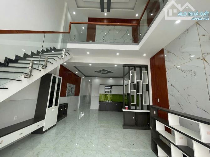 Bán nhà lầu Đức Hòa Thượng cách TL824 chỉ 800 mét sổ riêng giá 1 tỷ 950 triệu - 1