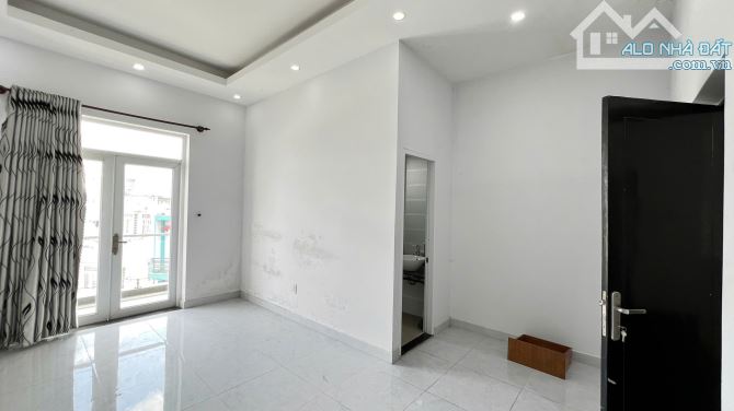 - Bán nhà DT 5x18=90m2 - Vị trí gần ngã 4 Nguyễn Bình - Lê Văn Lương và 2 trường Đại học. - 1
