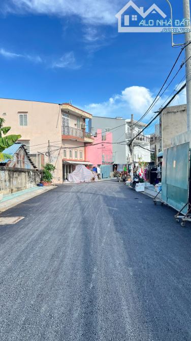 - Bán nhà DT 5x18=90m2 - Vị trí gần ngã 4 Nguyễn Bình - Lê Văn Lương và 2 trường Đại học. - 14