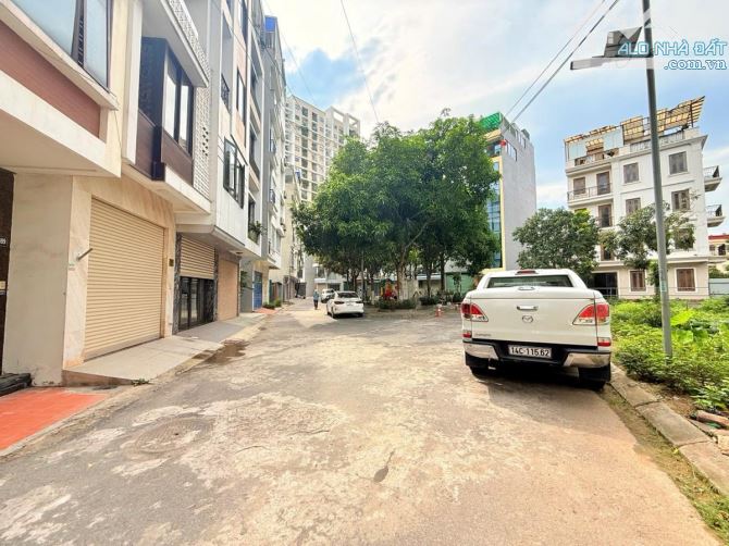 HÀNG NÓNG BỎNG TAY Hồ Tây 110m2x5tầng , Mt 16m giá chỉ 33tỷ - 18