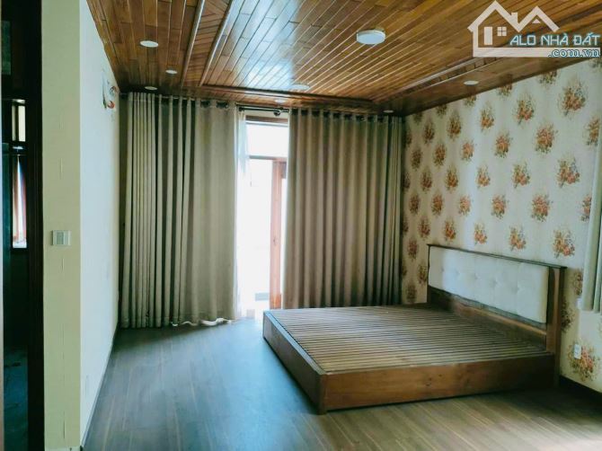 Bán gấp biệt thự sân vườn hxh Huỳnh Văn Bánh P11 -Q.PN--DT: 137m2--4 tầng--giá 23,8tỷ - 2