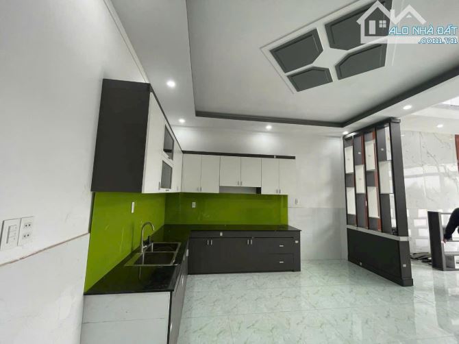Bán nhà lầu Đức Hòa Thượng cách TL824 chỉ 800 mét sổ riêng giá 1 tỷ 950 triệu - 2