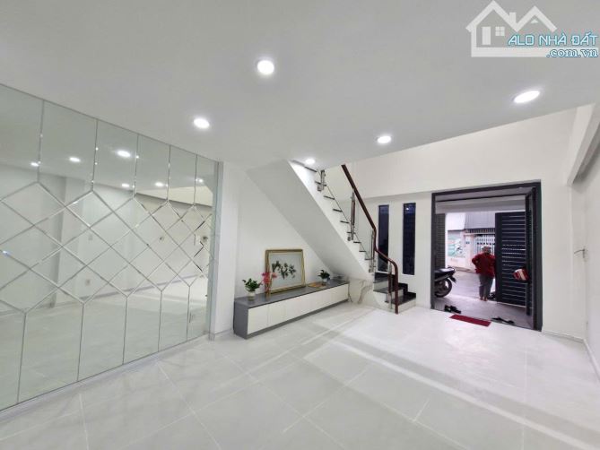 🔥MẶT TIỀN Q2🔥Kế BỆNH VIỆN LÊ VĂN THỊNH 🔥5 tỷ 190 CÒN BỚT - 3 TẦNG 2 PN, 2 WC - 2