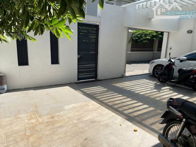 Cần Tiền Bán Gấp biệt thự khan hiếm đường Trần Não Q.2 - 9x25m 3 tầng - giá chỉ 47 tỷ. - 3