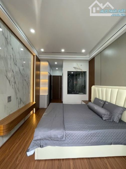 BÁN NHÀ NGUYỄN VĂN CỪ DT 43M - 6 TẦNG THANG MÁY -GARA Ô TÔ -CHỈ NHỈNH 12 TỶ - 3