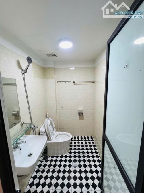 Chủ cần tiền bán rẻ nhà ở Kim Giang, 54m2, 6 tầng, mặt tiền 4m giá 10 tỷ, dòng tiền 320 tr - 3