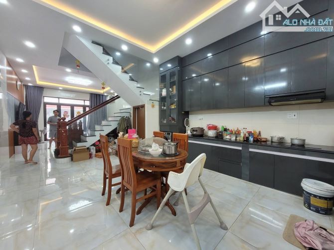 Đường rộng 12m - KDC Long Sơn - Long Bình - Quận 9 - Nhà 4 Tầng - 105m2 - 3