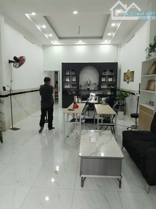 Nhà đẹp 2 Tầng, Mặt tiền đường Trần Thị Hè, đường 12m. DT: 4.5x18.5m. Giá 6.8 tỷ TL - 4