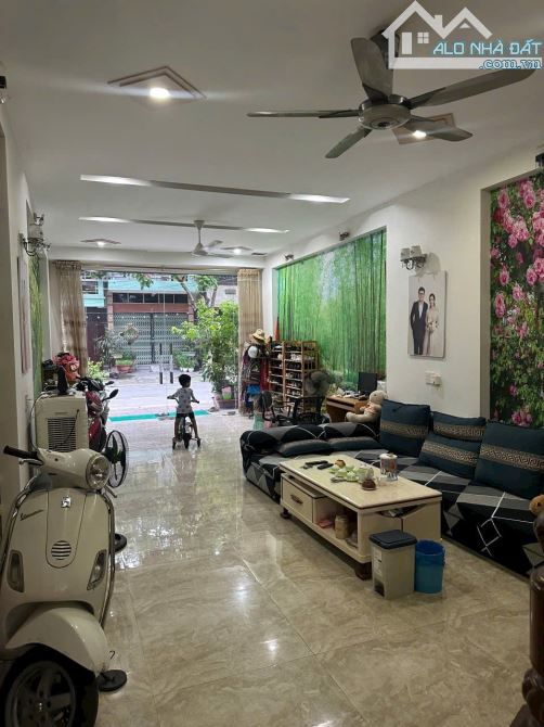 Nhà Xuân La - Phân Lô- Vĩa Hè - Ô Tô tránh- Kinh doanh Diện tích rộng, mặt tiền 6m - 4