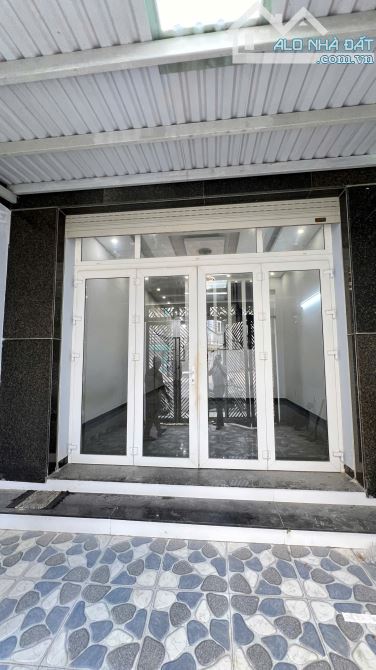 - Bán nhà DT 5x18=90m2 - Vị trí gần ngã 4 Nguyễn Bình - Lê Văn Lương và 2 trường Đại học. - 4