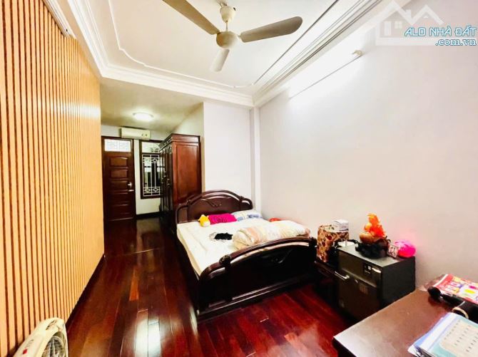 Nhà đẹp ở luôn Lương Sử A Đống Đa. Sổ vuông 31m, 5 tầng 3 ngủ MT3m Giá 5.8 tỷ - 5