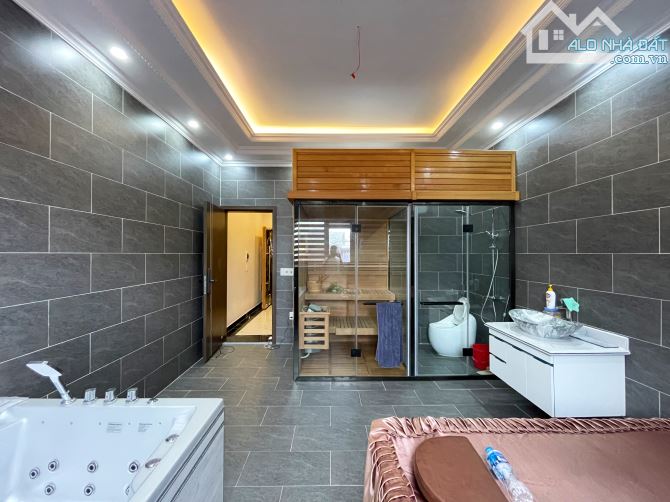 Nhà 5 tầng thang máy phân lô Văn Cao - 90m2 ngang 4.5m - Nội thất cao cấp - 5