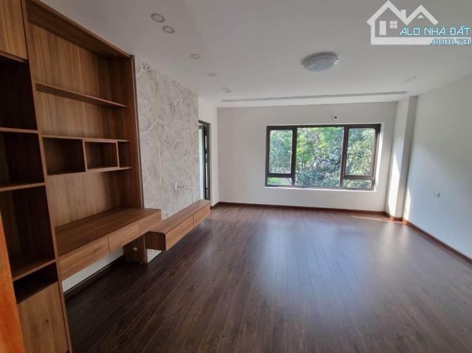 Cần bán gấp nhà 5 tầng Hoa Lâm, Long Biên, trước nhà ô tô tránh. DT 42m2, Giá 9. tỷ - 6