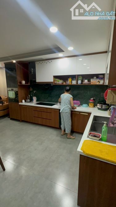 Bán nhà mặt tiền.Đường Số12,P11.Gò Vấp.Nội thất cao cấp. 6 lầu.Thang máy.chỉ 17.9 Tỷ TL - 6