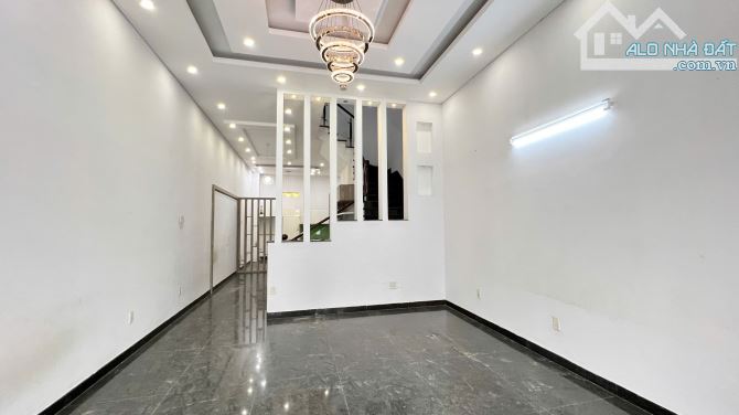 - Bán nhà DT 5x18=90m2 - Vị trí gần ngã 4 Nguyễn Bình - Lê Văn Lương và 2 trường Đại học. - 6